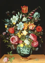 Una naturaleza muerta de flores en un jarrón de porcelana sobre una repisa